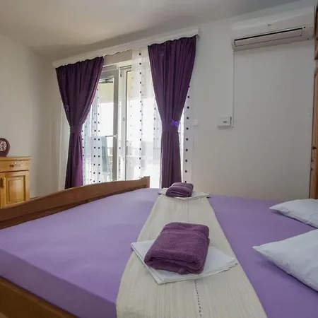 Apartment Alma In Makarska