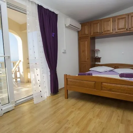 Alma In Apartment