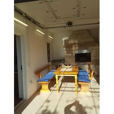 Apartment Alma In Makarska